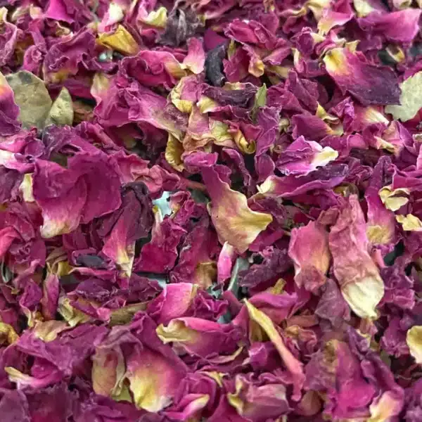 Pétales de roses séchés