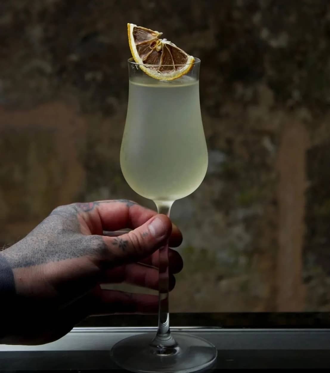 Verre de boisson tenu par une personne extradry